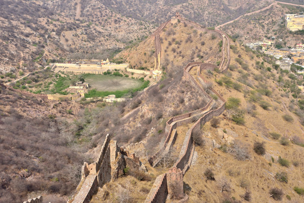 从贾伊格尔堡垒俯瞰美丽的斋浦尔城墙或琥珀城墙的景色图片下载