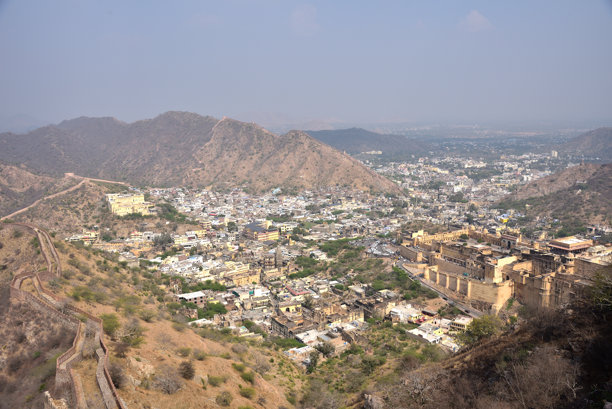 从贾伊格尔堡垒俯瞰美丽的斋浦尔城墙或琥珀堡墙的景色图片下载