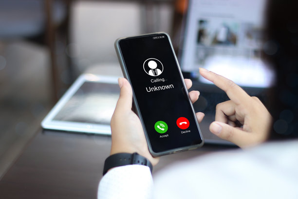智能手机上显示未知号码。人类使用智能手机接听来自未知号码的来电，可能是垃圾电话、黑客、呼叫中心或犯罪。图片下载