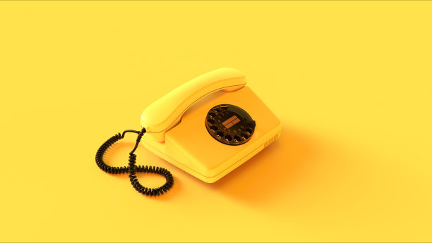 复古黄色旋转拨号电话，怀旧通讯，带有电话线的听筒，背景为四分之一侧视图。图片下载