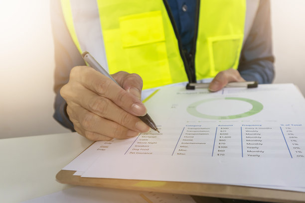 建筑和系统工程师在施工项目中解释数据并报告施工计划。图片下载