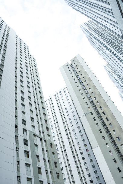 雅加达北部Pluit区的高层住宅楼低角度照片，背景是明亮的天空，留有空白文字区域图片下载