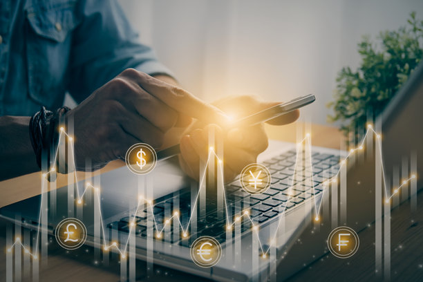休闲商务人士触摸智能手机或移动电话，背景是复古色调的股票图表和货币。图片下载