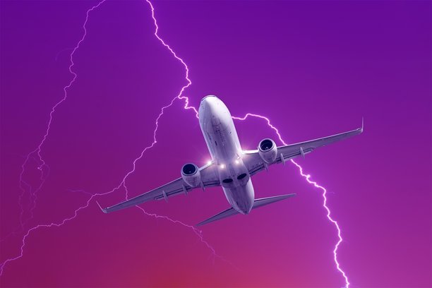 在暴风雨中，强风下的客机起飞，背景是闪电划过的天空图片下载