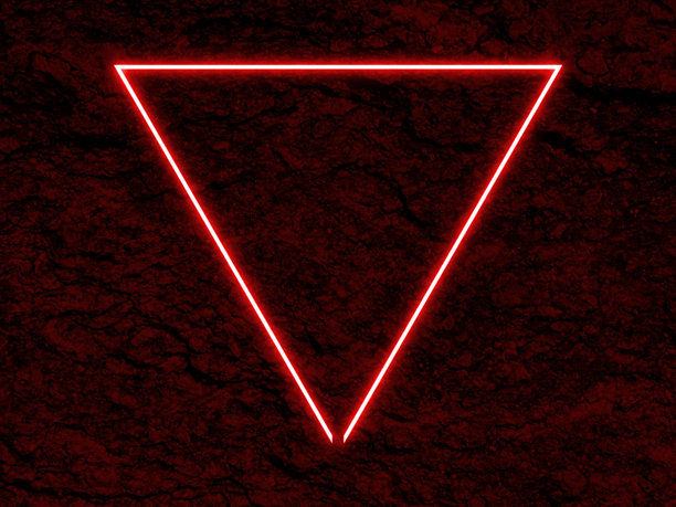 红色暗背景和石材纹理。自然背景图案，带有发光的霓虹灯和三角框架。图片下载