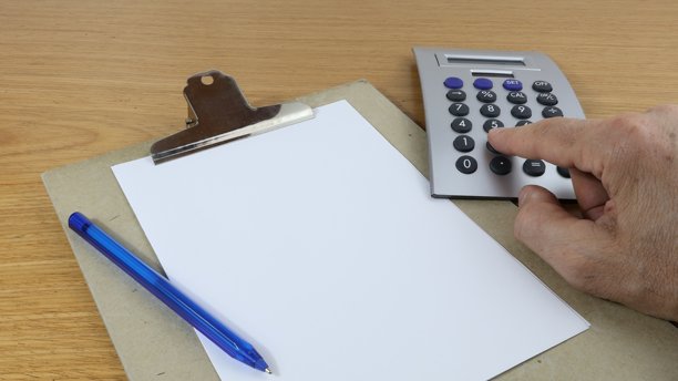 办公桌上的空白页面，留白空间图片下载