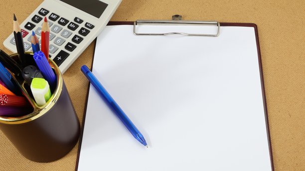 办公桌上的空白页面，留白空间图片下载