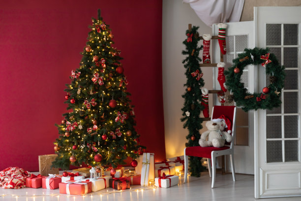 圣诞树屋内部装饰与礼物节日装饰图片下载