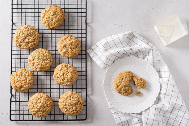 健康的素食燕麦饼干，配有葡萄干和坚果。轻背景上的素食排毒甜点。俯视图。产品展示。图片下载