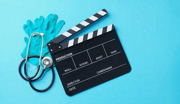 蓝色背景上的拍板、乳胶手套和听诊器。图片下载