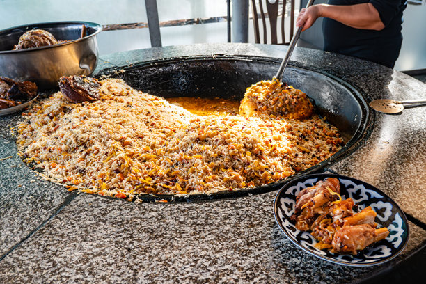 户外大锅里的热米饭。传统东方美食。街头食品概念。特写镜头。图片下载
