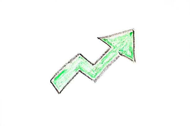 白色纸背景上的绿色油画棒手绘向上箭头（收入增长、股票或业务增长的概念）图片下载