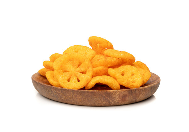 玉米泡芙零食，酥脆的谷物小吃，带有红椒的脆黄米早餐图片下载