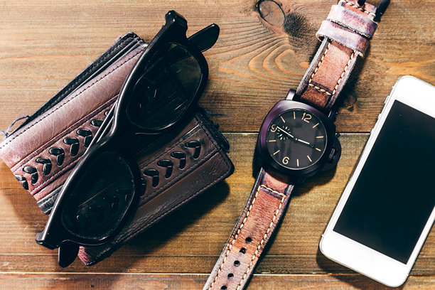 桌子上个人配饰的正上方图片下载