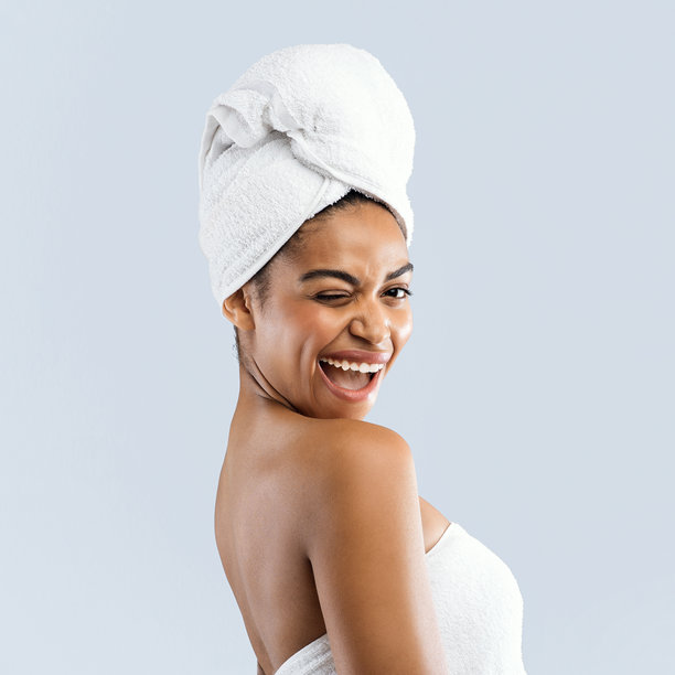 黑肤色水疗女孩对着镜头眨眼的肖像图片下载