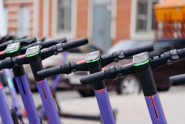 街道上一排紫色滑板车图片下载