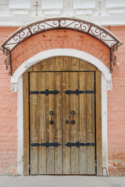 带金属顶篷的木门图片下载