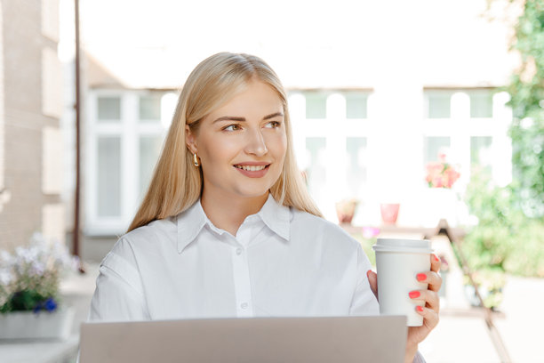 年轻女性坐在咖啡馆里图片下载