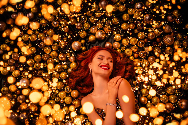 平铺照片展示了令人惊艳的时尚模特，宣传新开的圣诞商店精品，季节性低价。图片下载