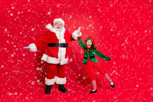 疯狂的圣诞老人精灵戴着眼镜，庆祝在红色背景上准备圣诞节的照片图片下载