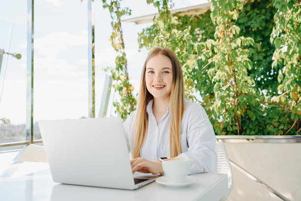 年轻女性坐在咖啡馆里图片下载