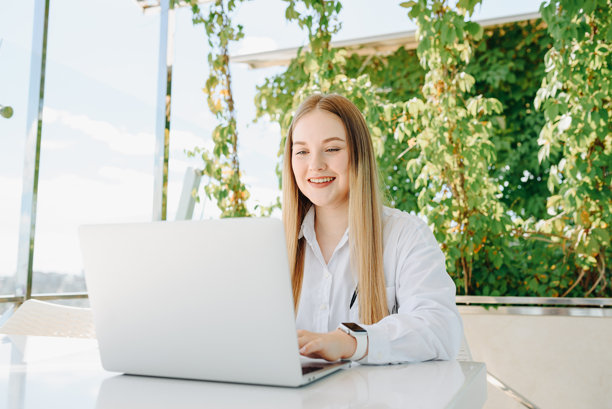 年轻女性坐在咖啡馆里图片下载