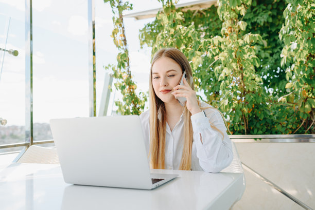 年轻女性坐在咖啡馆里图片下载