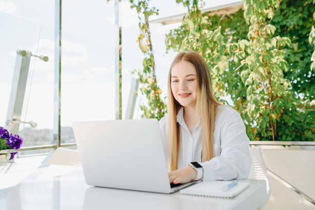 年轻女性坐在咖啡馆里图片下载