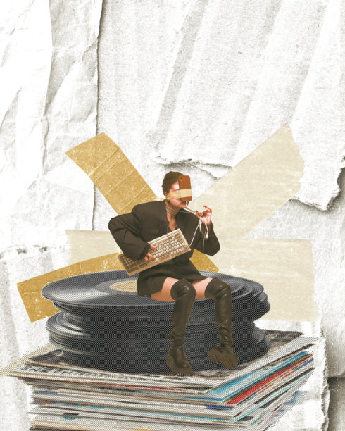 坐在黑胶唱片堆上的女人，头上贴着手机，手里拿着键盘。音乐文化与早期数字荒诞感。现代艺术拼贴。图片下载