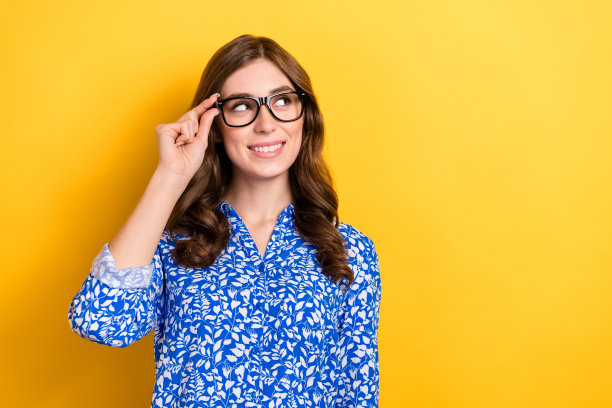 穿着蓝色上衣、戴着眼镜的可爱甜美女性，目光空洞，背景为黄色。图片下载