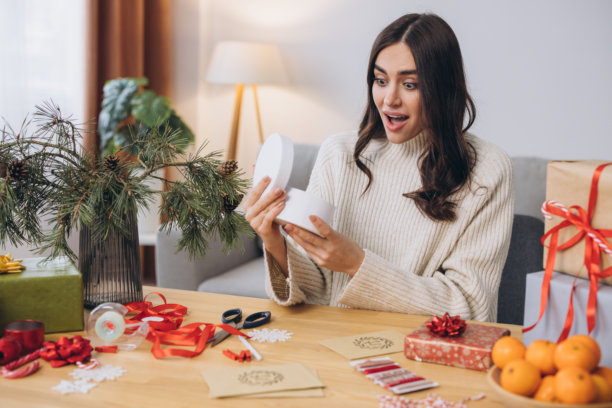 女人在包裹圣诞礼物图片下载