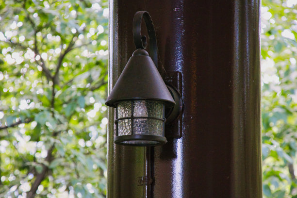 可爱的复古设计门灯图片下载