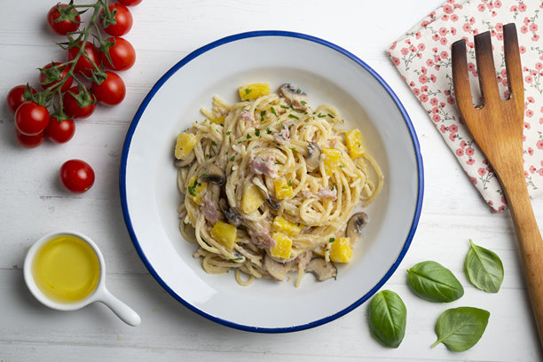 菠萝火腿奶油酱意大利面。装饰的桌面俯视图。图片下载