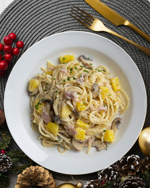 菠萝火腿奶油酱意大利面。圣诞装饰的桌面俯视图。图片下载
