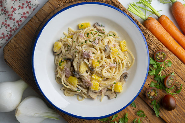 菠萝火腿奶油酱意大利面。装饰的桌面俯视图。图片下载