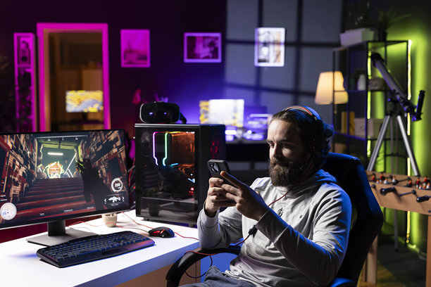 男人在玩电子游戏休息时给朋友发短信图片下载