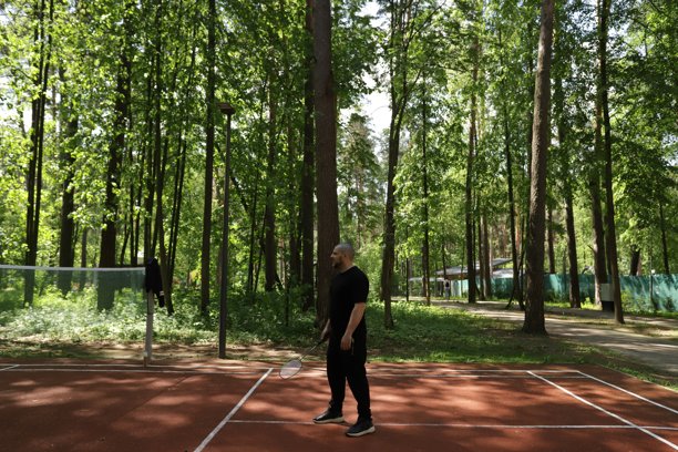 羽毛球运动员在户外进行健身训练，男子参与有趣的活动。图片下载