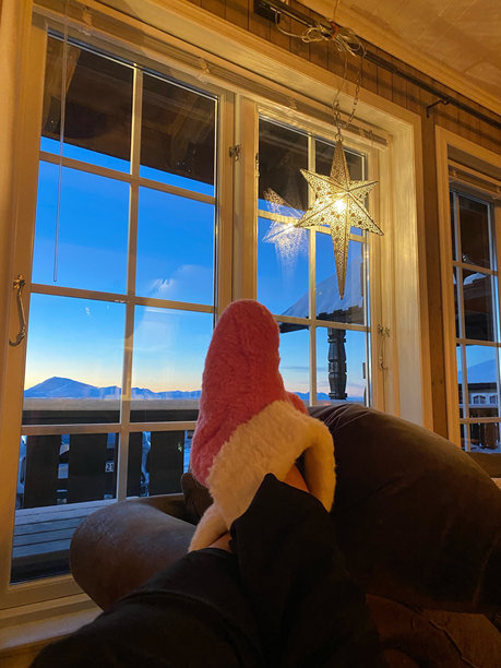 圣诞袜女子在舒适沙发上的腿部竖版照片图片下载