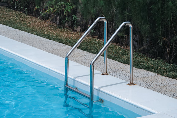 游泳池梯子，适合用作文章或背景素材图片下载