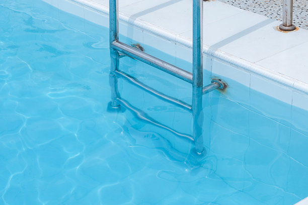 游泳池梯子，适合用作文章或背景素材图片下载