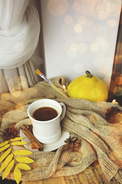 垂直照片：可可杯、南瓜、音乐符号、毛衣和花瓶。秋季氛围。创意摄影。图片下载