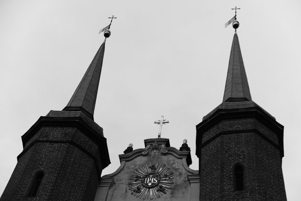 波兰奥利瓦教堂建筑上的两座塔和宗教标志（黑白照片）图片下载