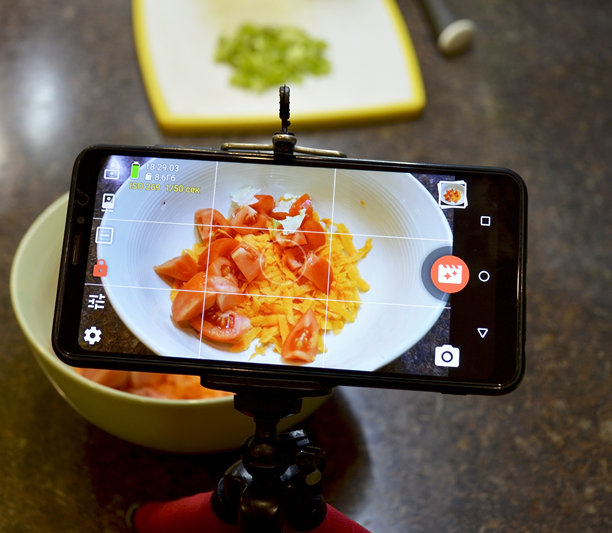 拍摄新鲜蔬菜沙拉的照片或视频图片下载