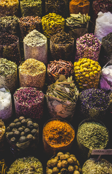 市场摊位上出售的彩色物品的全画幅照片图片下载