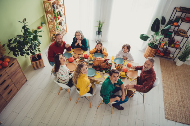 幸福的大家庭在室内庆祝感恩节的俯视照片图片下载