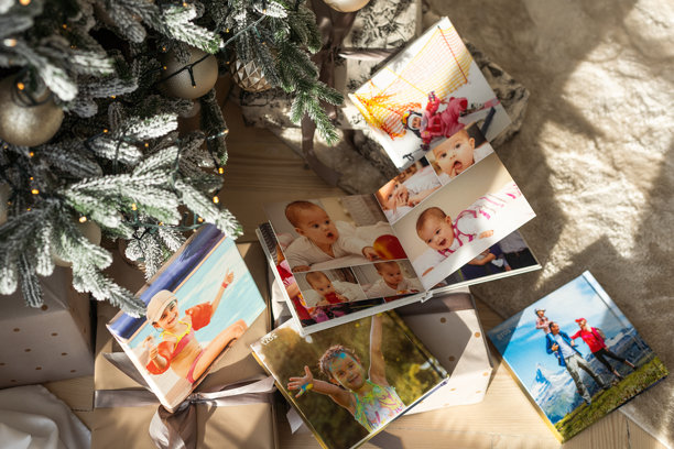照片打印，圣诞家庭回忆。小男孩在看圣诞打印的照片。图片下载