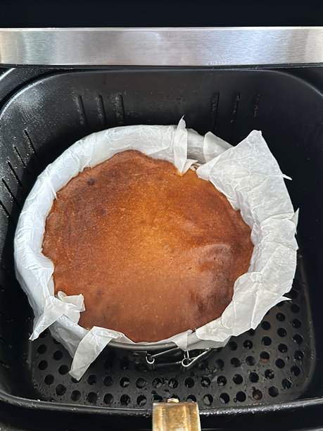 空气炸锅芝士蛋糕的图片 / 一款在蛋糕模具中完美烘焙的美味奶油甜点图片下载