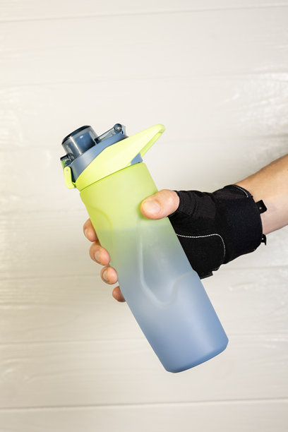 特写：运动水壶的竖版照片，由对健康无害的环保材料制成，展现了健康的生活方式和习惯图片下载