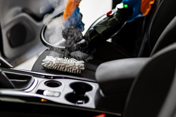 阳光明媚的日子里，汽车内饰座椅的蒸汽清洗过程图片下载