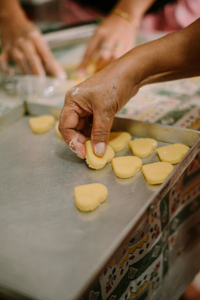 爱心形状的雪花酥，源自印度尼西亚，是开斋节必备糕点图片下载